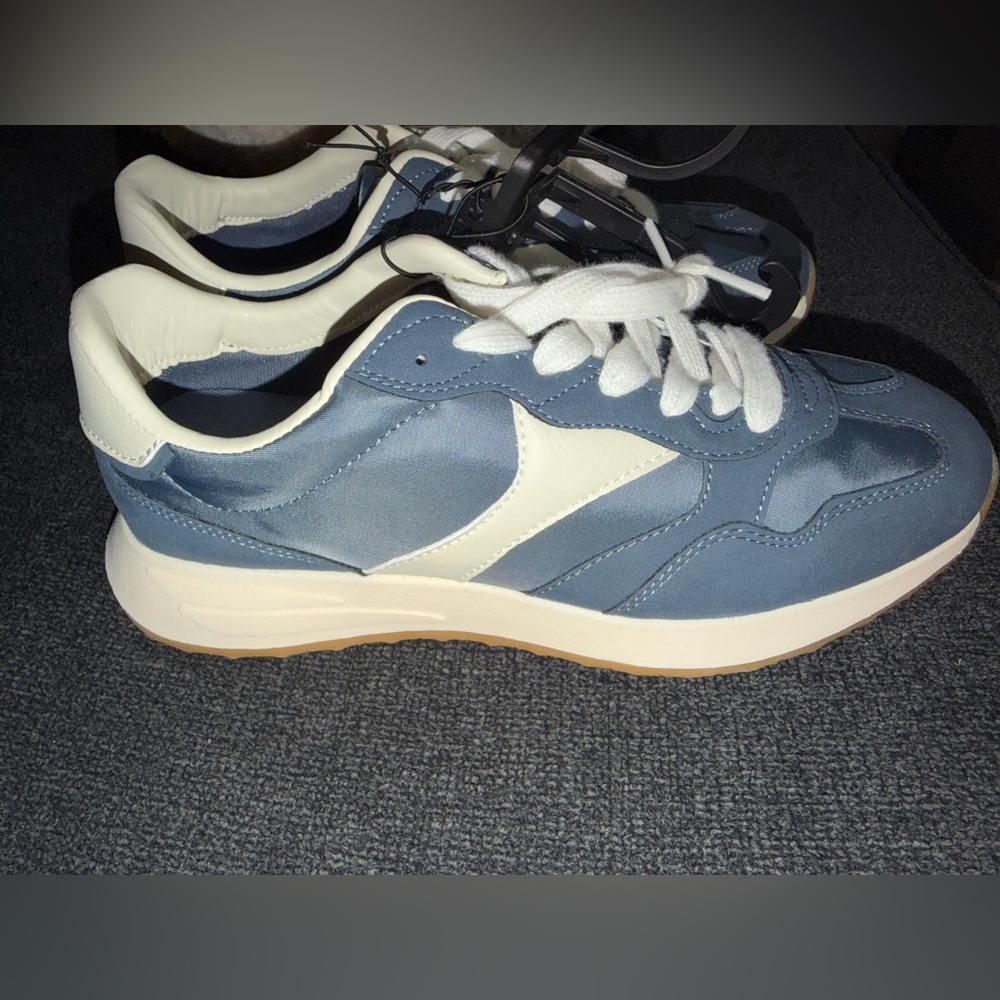 NWT Women's time and tru size 9 Blue and‎ White Sneakers, size 9 shoes